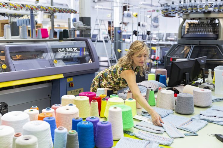 TextielMuseum laat visie zien op toekomst - foto van Carole Baijings die aan het werk is in het TextielLab