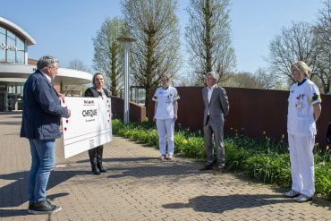 De cheque is niet alleen een cadeautje voor de thuiszorgmedewerkers, maar ook voor Tilburgse horeca. Het bedrag is namelijk gegeven in de vorm van cadeaubonnen. Deze kunnen worden ingewisseld bij lokale horecazaken.