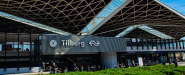 Een reiziger was het niet eens met de coronamaatregelen die zijn getroffen op het centraal station van Tilburg. Nadat hij linten zag op de banken die waren bedoeld om te voorkomen dat mensen daarop zouden gaan zitten, werd de man boos en ging hij die meteen verwijderen.