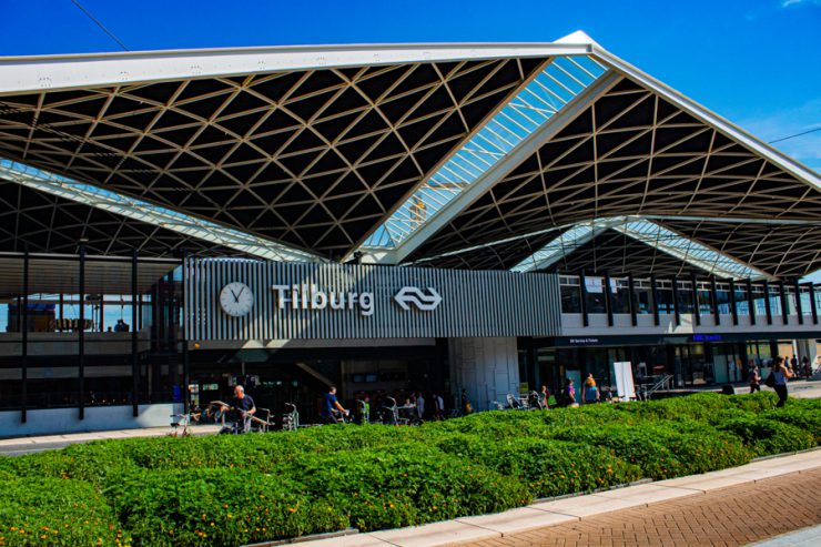 Een reiziger was het niet eens met de coronamaatregelen die zijn getroffen op het centraal station van Tilburg. Nadat hij linten zag op de banken die waren bedoeld om te voorkomen dat mensen daarop zouden gaan zitten, werd de man boos en ging hij die meteen verwijderen.