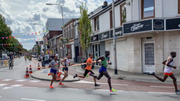 Hardlopers kunnen dit jaar meedoen aan de ‘Tilburg Ten Miles Challenge’. In hun eigen tijd en op hun eigen tempo kunnen de deelnemers de afstanden afleggen die ze normaal tijdens het evenement zouden lopen.