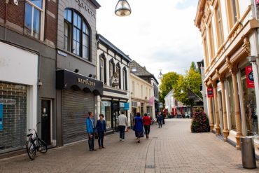 De grootste ergernissen van bewoners, ondernemers en bezoekers zijn zwerfvuil, peuken, kauwgum, stickers en graffiti. Deze zijn om die reden in een experiment van de gemeente aangepakt.