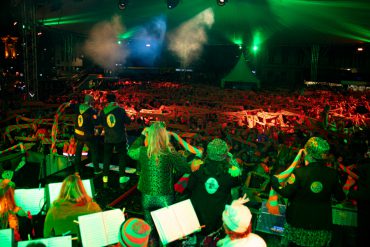 Op carnavalsmaandag hebben Kruiken en Kruikinnen de kans om thuis mee te zingen met de ‘Kruiken Thuis Sing Alone’, die dan online te zien is.