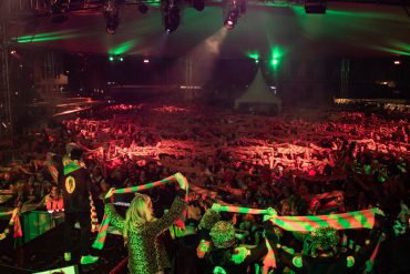 Patrick Dewez, voorzitter van Carnavalsstichting Tilburg, zegt over carnaval in Kruikenstad: “Carnaval is met elkaar aan de bar staan, biertje drinken, armen om elkaar heen en lachen, huilen en feestvieren. Dat zagen we niet meer zitten.”