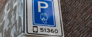 Ter illustratie van een parkeerzone paal in Tilburg