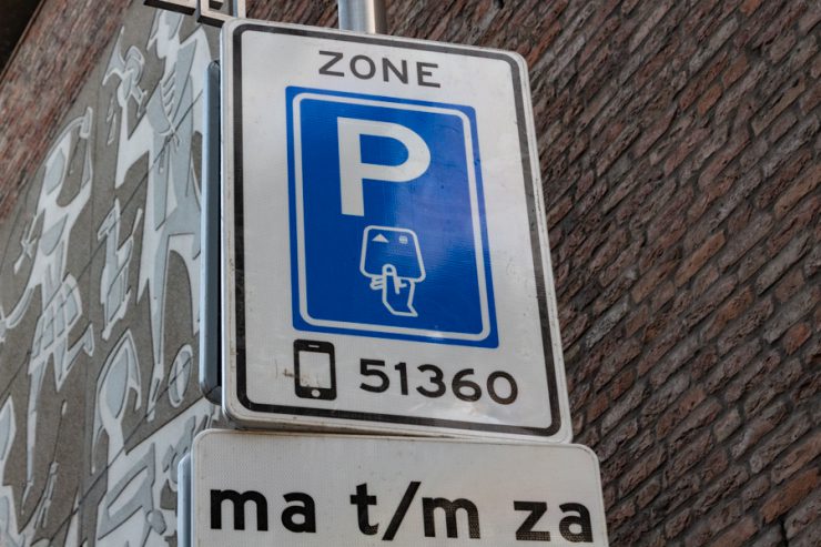 Ter illustratie van een parkeerzone paal in Tilburg