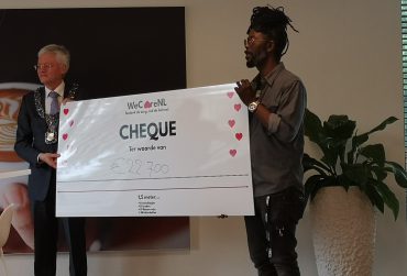 De cheque is niet alleen een cadeautje voor de thuiszorgmedewerkers, maar ook voor de Tilburgse horeca. Het bedrag is namelijk gegeven in de vorm van cadeaubonnen. Deze kunnen worden ingewisseld bij lokale horecazaken.