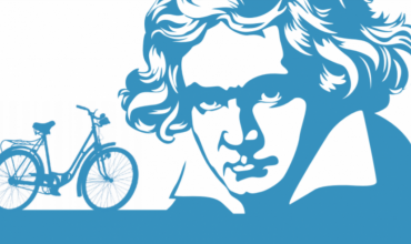 Op locaties in de stad geven musici concerten als blijk van eer aan Beethoven, kleine groepen publiek gaan dan op de fiets van locatie naar locatie.