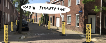 Radio Straatpiraat trekt de wijken van Tilburg in om liedjes en de verhalen die daarbij horen van buurtbewoners te verzamelen.