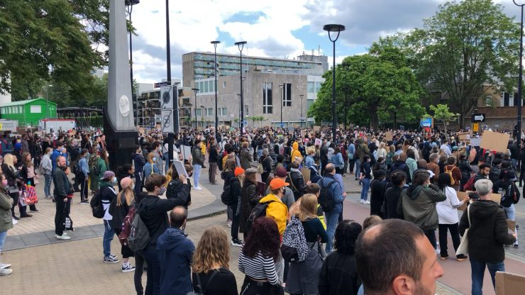 Mandela Wee Wee was eerder spreker en een van de organisators van de BLM-demonstratie in Tilburg. “Let’s Talk! BLM richt zich echt op inzoomen op het onderwerp. Elkaar erkennen in je realiteit, meenemen in je verhaal. Om dat met jonge mensen te doen, is heel krachtig.”