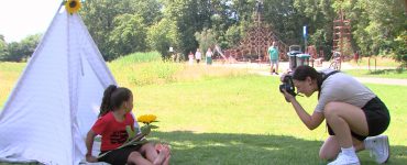 Naast een fotoshoot was er ook een springkussen in het Leijpark te vinden. Maar er stonden ook flesjes water en stukken fruit klaar voor de bezoekers.