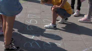 Landelijk besteden scholen aandacht aan de Nationale Buitenlesdag, zo ook de scholen in Tilburg. Zij hebben op een creatieve manier de schoolvakken een fris tintje gegeven door de lessen anders vorm te geven buiten de klaslokalen.