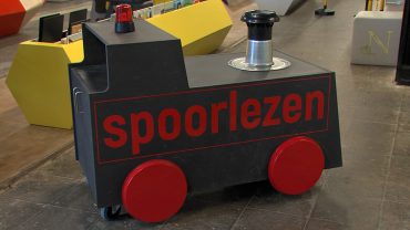 Een oud locomotiefje is per ongeluk achtergebleven in de LocHal. En daar is nu ook een nieuw NS bord en een oude stationsklok bijgekomen om er een nieuw kinderperron van te maken: Perron Geluk.