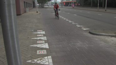 Verzekeraar Interpolis probeert met een nieuw systeem de Spoorlaan een stukje veiliger te maken. Bij de in- en uitgang van de parkeergarage worden namelijk door middel van knipperende led-lichten in het wegdek gebruikers van de garage gewezen op naderende voorbijgangers.