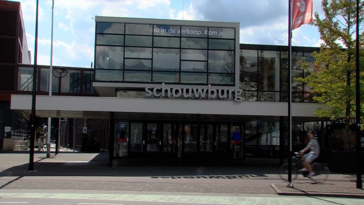 Theaters Tilburg heeft al een tijd last van de crisis en een reorganisatie is daarom onvermijdelijk. Door de crisis en daarbij financiële onzekerheid is het theater genoodzaakt om in te grijpen en om restaurant Lucebert te sluiten.