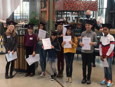 Een groep van tien kinderen uit Tilburg zijn afgelopen zondag bij elkaar gekomen in de LocHal om hun stem te laten horen na de uitspraak van de minister-president. Uiteindelijk hebben de kinderen vijf adviezen weten op te stellen die ze dan ook graag aan Mark Rutte willen laten horen.