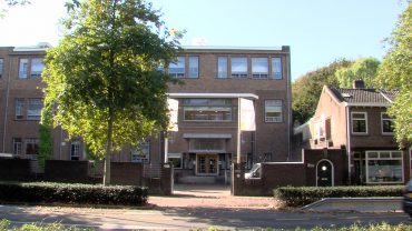 Op een groot deel van de middelbare scholen in Tilburg dragen scholieren vanaf nu mondkapjes. Na een landelijk dringend advies mogen middelbare scholen zelf bepalen of ze mondkapjes gaan gebruiken.