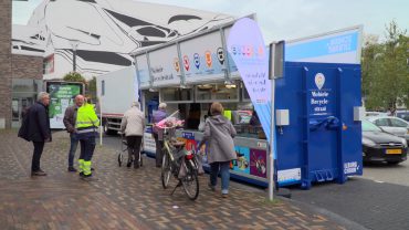 Tijdens de weekmarkt op het Wagnerplein is voor het eerst de nieuwe mobiele recyclestraat van de gemeente in gebruik genomen. De recyclestraat staat volgens een vast rooster op 17 verschillende locaties in de gemeente.