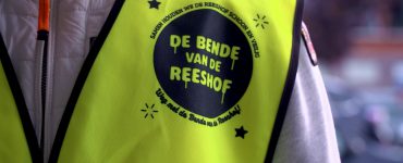 De betekenis van De Bende van De Reeshof is tweeledig. Enerzijds gaat het om de rotzooi in de wijk, anderzijds om de groep wijkbewoners die er een zooitje van maakt.