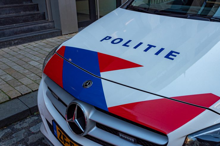 Een 27-jarige vrouw fietste over de Alleenhouderstraat. Een jongen die naast haar fietste pakte de tas uit haar fietsmandje en fietste ermee weg. De vrouw belde de politie en wist de jongen die de straatroof pleegde goed te beschrijven.