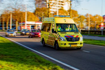 Het slachtoffer van een steekpartij heeft een verklaring afgelegd aan agenten waarin hij vertelt dat hij flink op de rem moest voor een invoegende auto. Op de Campenhoefdreef stopten beide bestuurders en toen is de verdachte, die een mes vast had, naar de auto van de 22-jarige man gegaan. Via het open raam stak hij het slachtoffer.