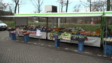 Op de markt is het rustig, terwijl de mensen bij de kaaswinkel in de rij staan. Maar de drukte in de speciaalzaken in de stad verschilt per zaak.