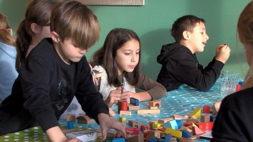 Kunstwerken die kinderen uit de Reeshof voor de bakfietsjuf maken komen in pakketjes en worden verkocht op het Spruit Festival, een heus kindertheaterfestival.