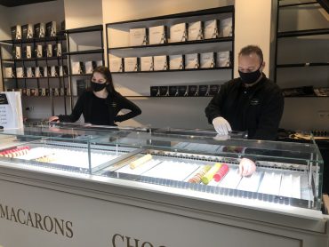 De nieuwe ijswinkel die gevestigd is in de Frederikstraat verkoopt naast ijs onder meer chocolade en macarons. De opening van de zaak zou donderdag zijn, maar gezien de gelekte maatregelen besloot ondernemer Edwin van Steenis om nog snel de laatste uurtjes dat de winkels mogen open zijn mee te pakken.