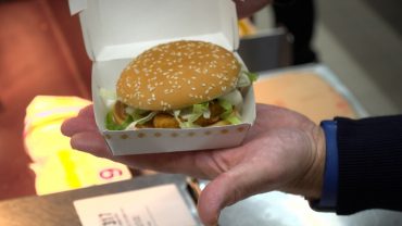 Waar het nu begint met een aantal vegetarische alternatieven, kijken grote hamburgerketens in de fastfood al een stapje verder. Er wordt ook geëxperimenteerd met plant-based burgers, een veganistische burger dus.