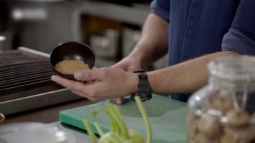 De Tilburgse kok Koos de Wolf opende in de eerste lockdown een ijsjeszaak. Nu dat de zomer voorbij is begint hij met workshops vegetarisch koken.