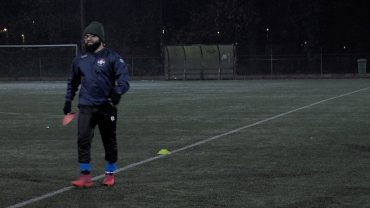 Younes Aknin is gekozen tot Tilburgse ‘vrijwilliger van het jaar.’ Maandag werd hij bij sporthal Vlashof verrast met de titel.