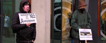 Voor de vijftigste werkdag op rij stonden demonstranten voor het stadhuis te protesteren tegen de komst van het nieuwe bedrijventerrein Wijkevoort. Ondanks dat de beslissing dat het terrein er komt al genomen is, blijven de demonstranten zeker tot de landelijke verkiezingen protesteren.