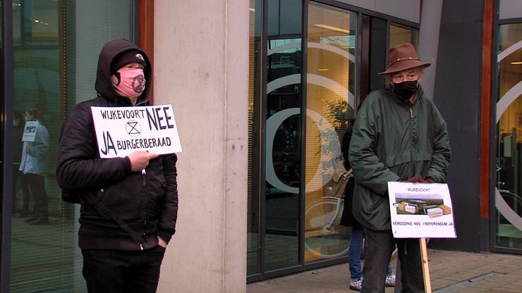 Voor de vijftigste werkdag op rij stonden demonstranten voor het stadhuis te protesteren tegen de komst van het nieuwe bedrijventerrein Wijkevoort. Ondanks dat de beslissing dat het terrein er komt al genomen is, blijven de demonstranten zeker tot de landelijke verkiezingen protesteren.