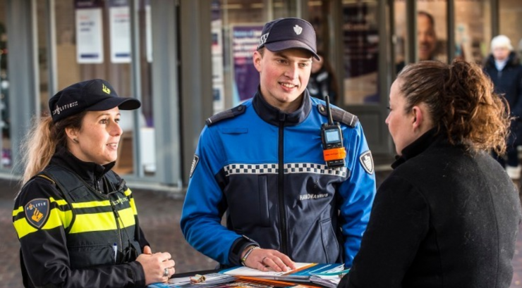 Een controle van een groep jeugd aan de Matterhornstraat in de wijk Groenwoud is erop uitgelopen dat één jongen die vuuurwerk af wilde steken is opgepakt nadat hij een boa had mishandeld.