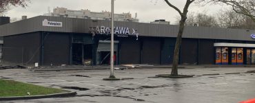 "Ik ben heel verdrietig. De politie is lui. Er is helemaal niks gebeurd", vertelt de eigenaar van de Poolse supermarkt die binnen volledig verwoest is door de brand die na een explosie ontstond.