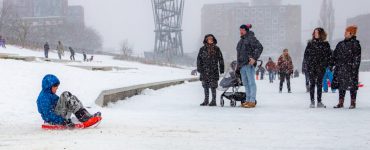 Sinds kort zien de straten wit, en dat gaat nog wel even duren, en er is sneeuwpret. Ondanks de kou is het druk in de stad, zoals in het Spoorpark.