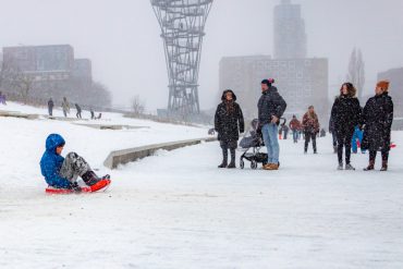 Sinds kort zien de straten wit, en dat gaat nog wel even duren, en er is sneeuwpret. Ondanks de kou is het druk in de stad, zoals in het Spoorpark.