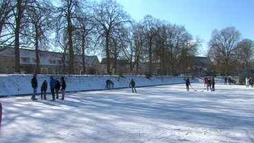 Op veel plekken in het land kan je deze week op natuurijs schaatsen, ook in Tilburg. Veel drukte dus ook op het ijs in het Kromhoutpark.