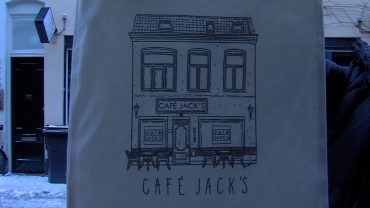 Sinds kort is er een initiatief voor de Tilburgse horeca waar je hoodies, T-shirts en tassen kunt bestellen met daarop een Tilburgse horecagelegenheid.