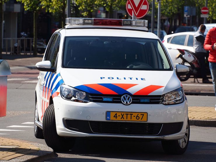 De politie hield 30 maart twee mannen uit Tilburg aan op verdenking van betrokkenheid bij een beroving, waarbij een man werd beroofd van zijn auto.