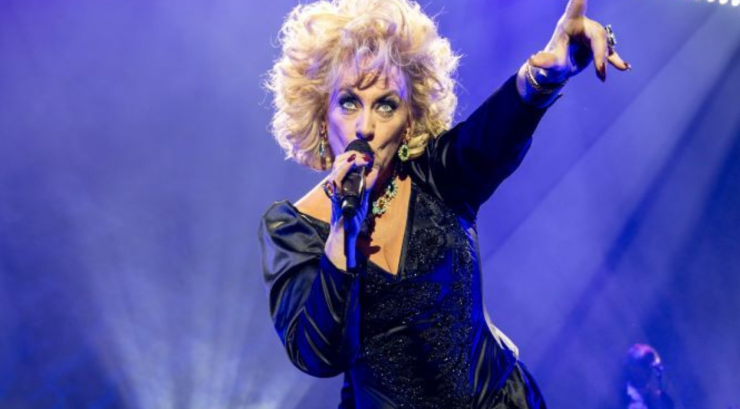 In haar show ‘Souvenirs’ haalt Karin Bloemen de bezem door haar huis, en op 10 juni is het mee te maken in de schouwburg van Theaters Tilburg.