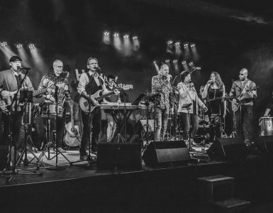 Heyhoef gaat weer beginnen met de ‘Muziekfabriek’. Op zondag 31 oktober is de eerste editie dus weer gratis bij te wonen. Een editie met de Heyhoef-BackUP Band en met gastoptredens van muzikanten uit de regio.