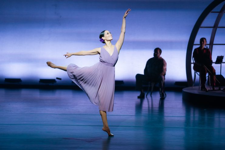 Na jarenlang te hebben gedanst bij ballethuizen als Het Nationale Ballet is danseres Igone de Jongh verdergegaan als solodanseres. Met haar solovoorstelling I is ze ook te zien in de Tilburgse Schouwburg.