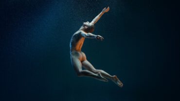 Met de dansvoorstelling Aqua van dansgezelschap Introdans vaar je mee met vier makers achter de balletten die in de show te zien zijn: Lucinda Childs, Sidi Larbi Cherkaoui, Manuel Vignoulle en Jorge Pérez Martínez. Foto: scène uit de voorstelling.