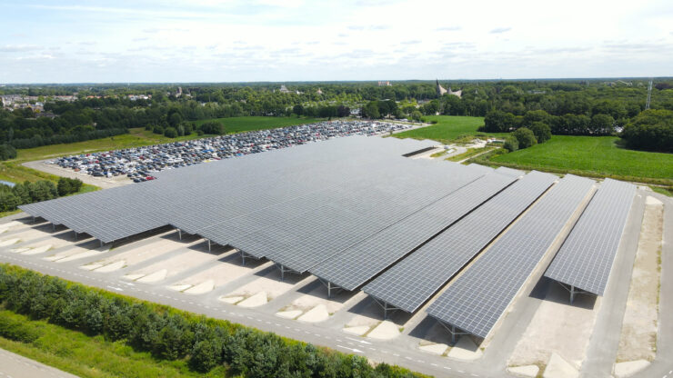 De zonnepanelen op het parkeerterrein van de Efteling