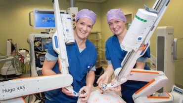 “Spannend”, vond gynaecoloog Petra Janssen (links op foto) de eerste ingreep met operatierobot Hugo in het Elisabeth-TweeSteden Ziekenhuis (ETZ) in Tilburg.