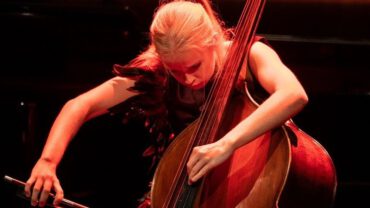 Bassiste Sasha Witteveen (portret met contrabas) is dit jaar een van de vier finalisten van Dutch Classical Talent en komt tijdens haar finaletour naar Tilburg.