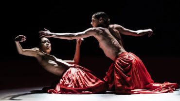 Ter gelegenheid van Jiří Kyliáns 75e verjaardag eert het Nederlands Dans Theater (scènefoto) de choreograaf in Tilburg met Celebrating an evening with Jiří Kylián!