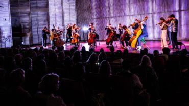 Ensemble Pynarello (foto) en schrijfster en theatermaker Marjolijn van Heemstra presenteren SciFi Kerst, een theatraal concert over de kerst van de toekomst.