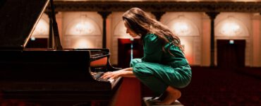 Pianiste Iris Hond en strijkorkest Kamerata Zuid brengen een nieuw avondvullend programma in de Tilburgse Concertzaal, met daarin het pianoconcert Domino van Einaudi.